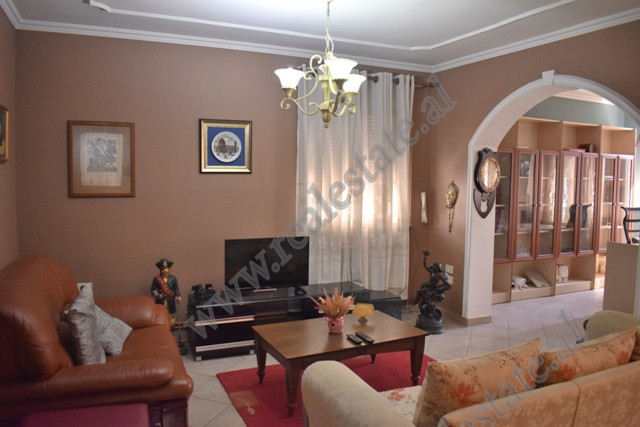 Apartament 4+1 me qira ne rrugen Maliq Muco prane Bulevardit Zogu I ne Tirane.
Ndodhet ne katin e 3